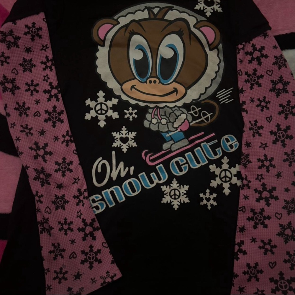 2004 pink and black snow cute graphic top!🤍